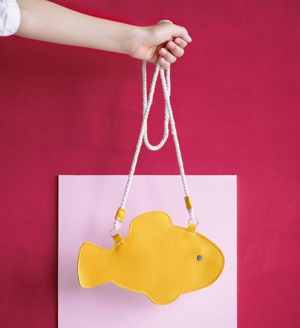 Leren tas voor uw kind in een vis vorm voor decoratie bij Femlie Cadeaushop