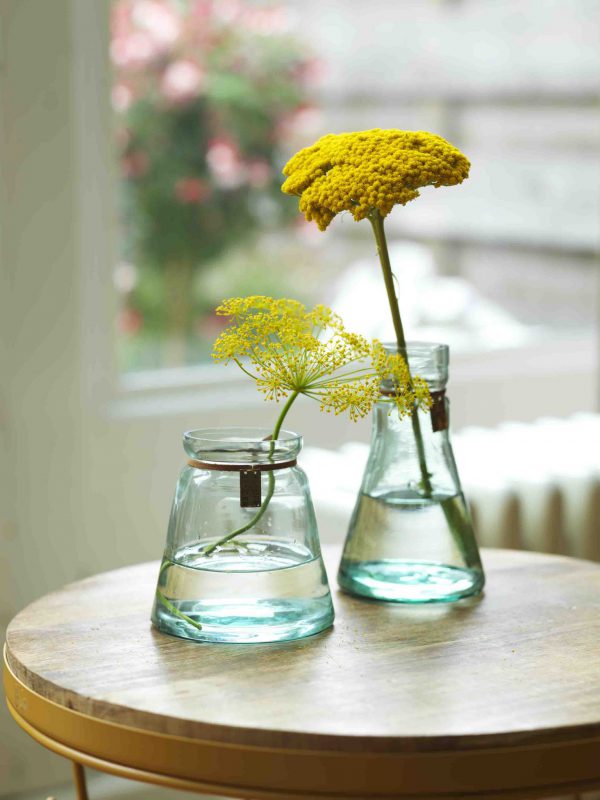 Glazen vaas met bloemen van Return to Sender bij Femlie Cadeaushop